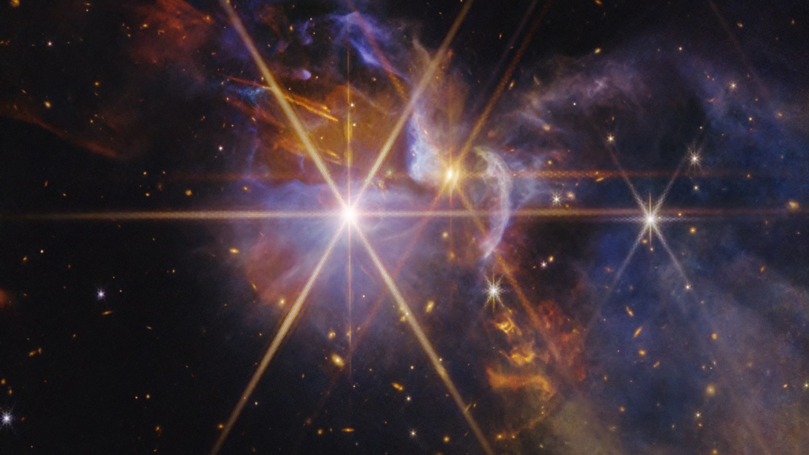 Región de formación estelar FS Tau observada en luz infrarroja por el telescopio James Webb.